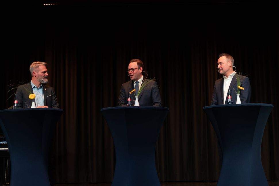 Die IBM-Manager David Faller (links) und Daniel Unkelhäußer (rechts) im Gespräch mit Bürgermeister Rosengrün.
