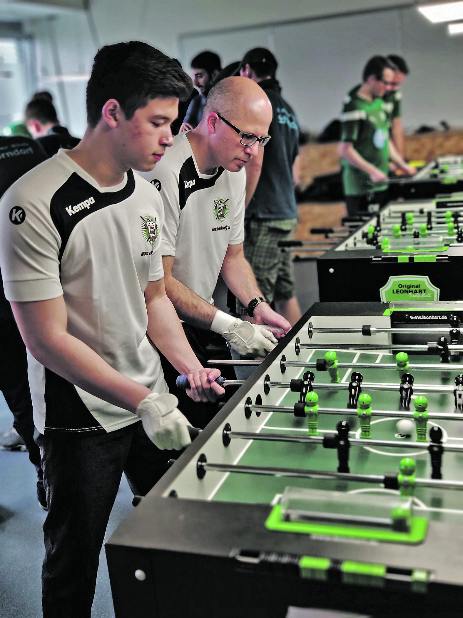 Raphael Hampel und Reiner Nicola im Spiel gegen Karlsruhe. Bild: z