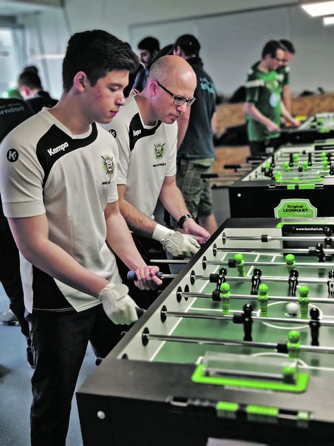 Raphael Hampel und Reiner Nicola im Spiel gegen Karlsruhe. Bild: z