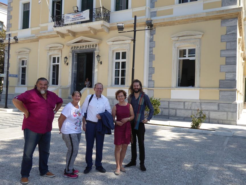 Die Sindelfinger Delegation mit (von links) Horst Thome, Dorothee Kadauke, Bernd Vöhringer, Birgit Wohland-Braun und Tobias Bacherle 2018 vor dem Rathaus in Samos.                         Bild: P. Bausch