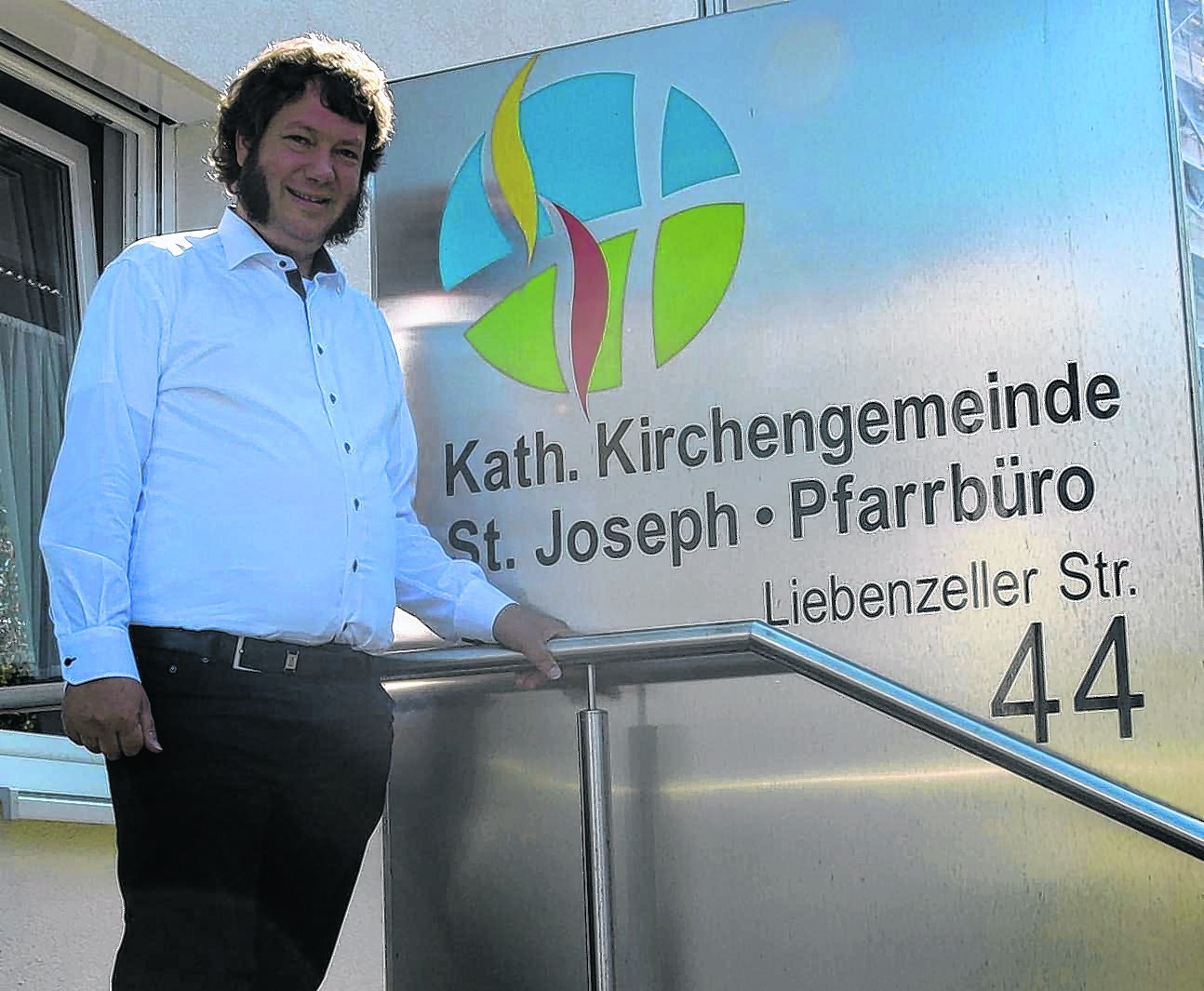 Dr. Guido Bömer vor dem Pfarrbüro St. Joseph in Sindelfingen.  Bild: Bilaniuk