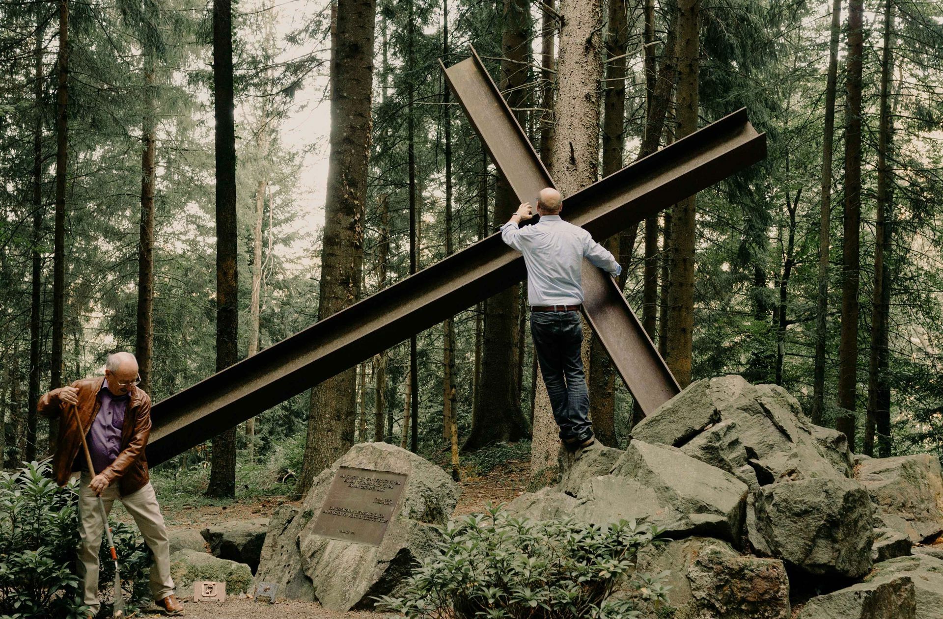 Fuß und sein Freund Herbert Himmelsbach (rechts) an der Gedenkstätte Foto: Jana Margarete Schuler