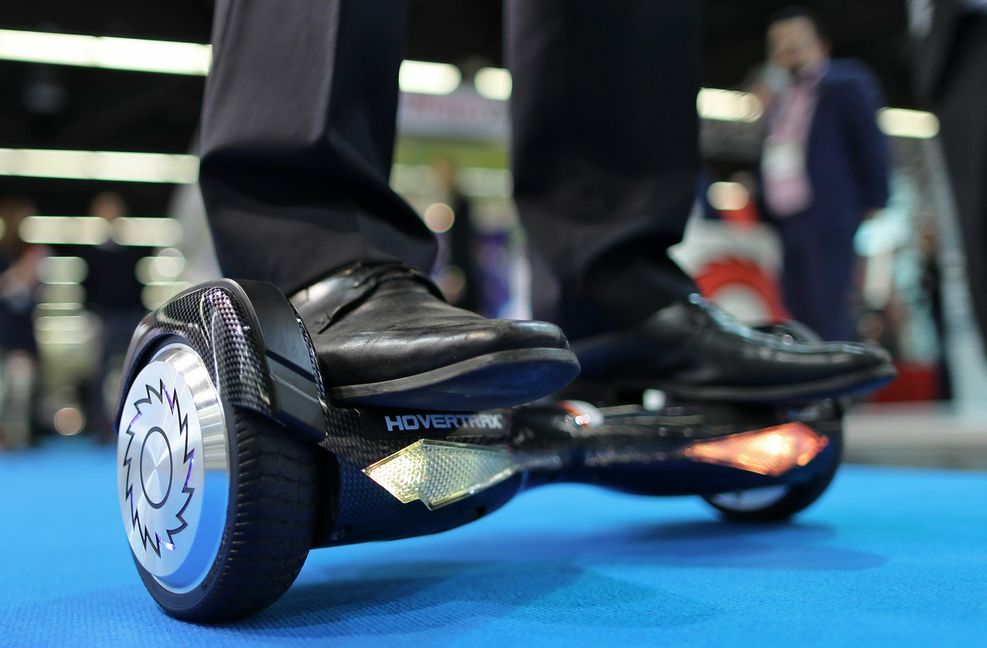 Monowheels, Hoverboards (unser Foto) & Co. sind auch in Deutschland beliebt – aber wer sie benutzt macht sich strafbar.
 Foto: dpa/Daniel Karmann