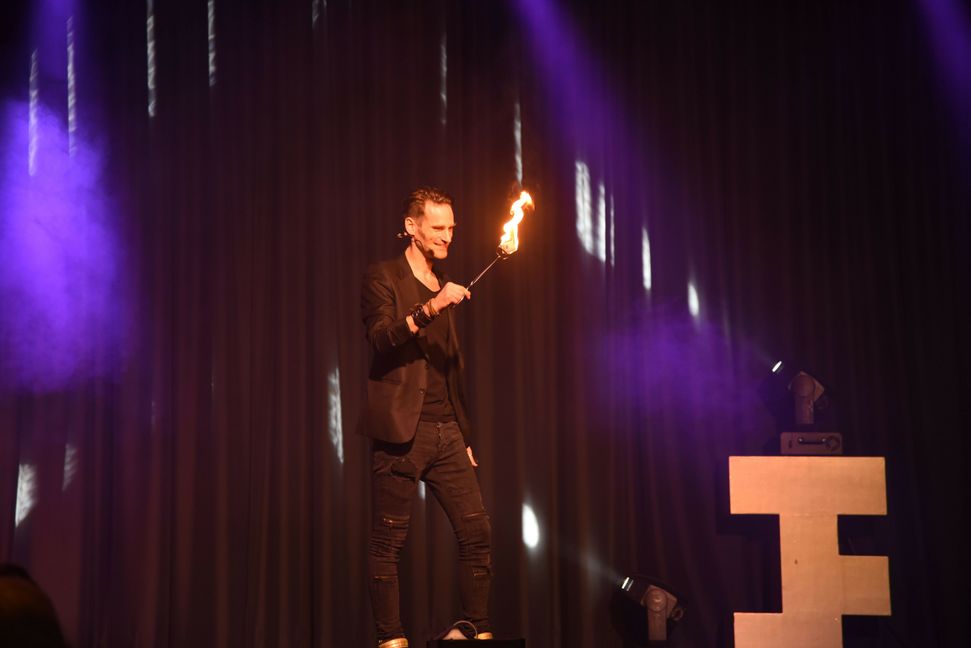 Julius Frack hat das Publikum in der Ehninger Festhalle verzaubert. Bild: Nüßle