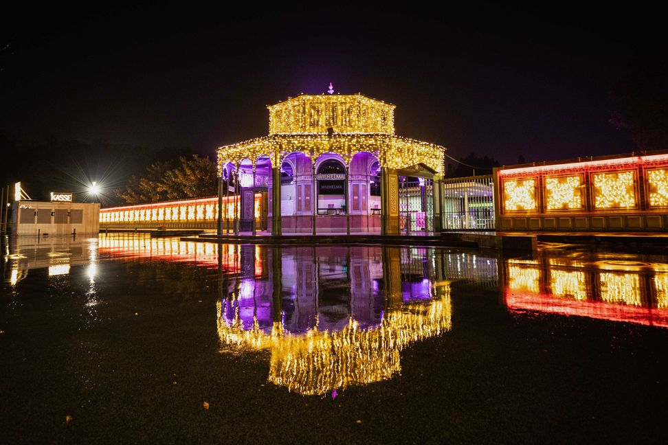 Der Eingang der Wilhelma erleuchtet in der Illumination von Christmas Garden Stuttgart.