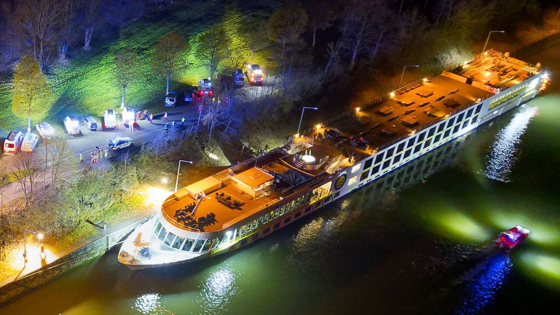 Das Kreuzfahrtschiff prallte in Aschach an der Donau im Schleusenbereich gegen eine Betonmauer.