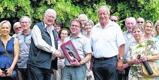 Juni 2018: Ortsvorsteher Wolfgang Stierle dankt Karlheinz Arnau (links) für 51 historische Spaziergänge durch Maichingen. Rechts neben Wolfgang Stierle steht Walter Arnold, der seither durch den Flecken führt.