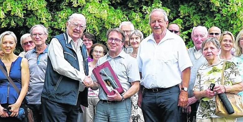 Juni 2018: Ortsvorsteher Wolfgang Stierle dankt Karlheinz Arnau (links) für 51 historische Spaziergänge durch Maichingen. Rechts neben Wolfgang Stierle steht Walter Arnold, der seither durch den Flecken führt.