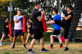 Die Teilnehmer in Darmsheim beim Tritttraining.