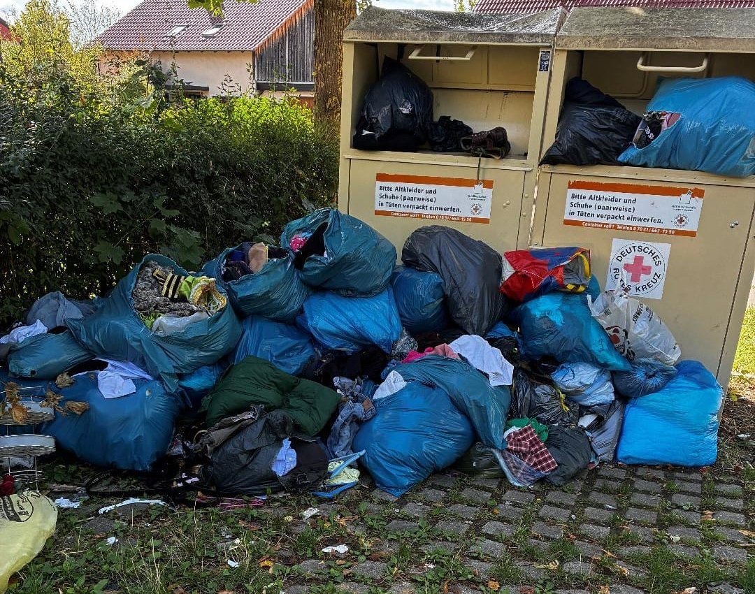 Wilde Ablagerung vor den Altkleidercontainern am Magstadter DRK-Heim. Bild: z