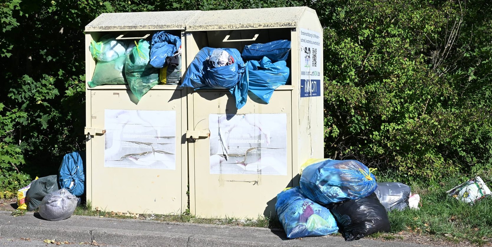 Die Altkleidercontainer im Aidlinger Tannenweg wurden nicht wie angekündigt am Donnerstag geleert. Bild: Reichert