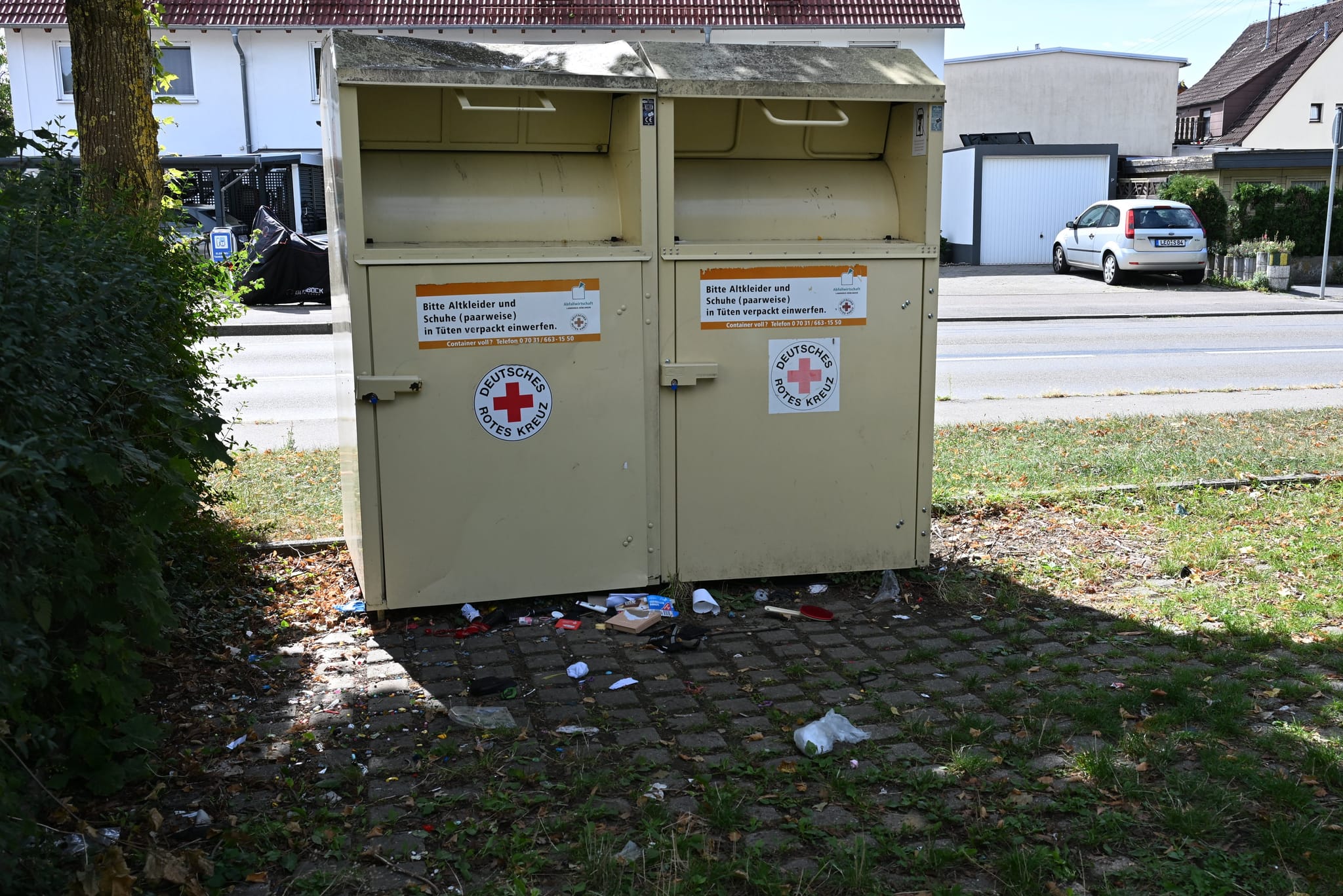 Zurück blieb in Magstadt, was nicht in die Altkleidercontainer gehört. Bild: Reichert