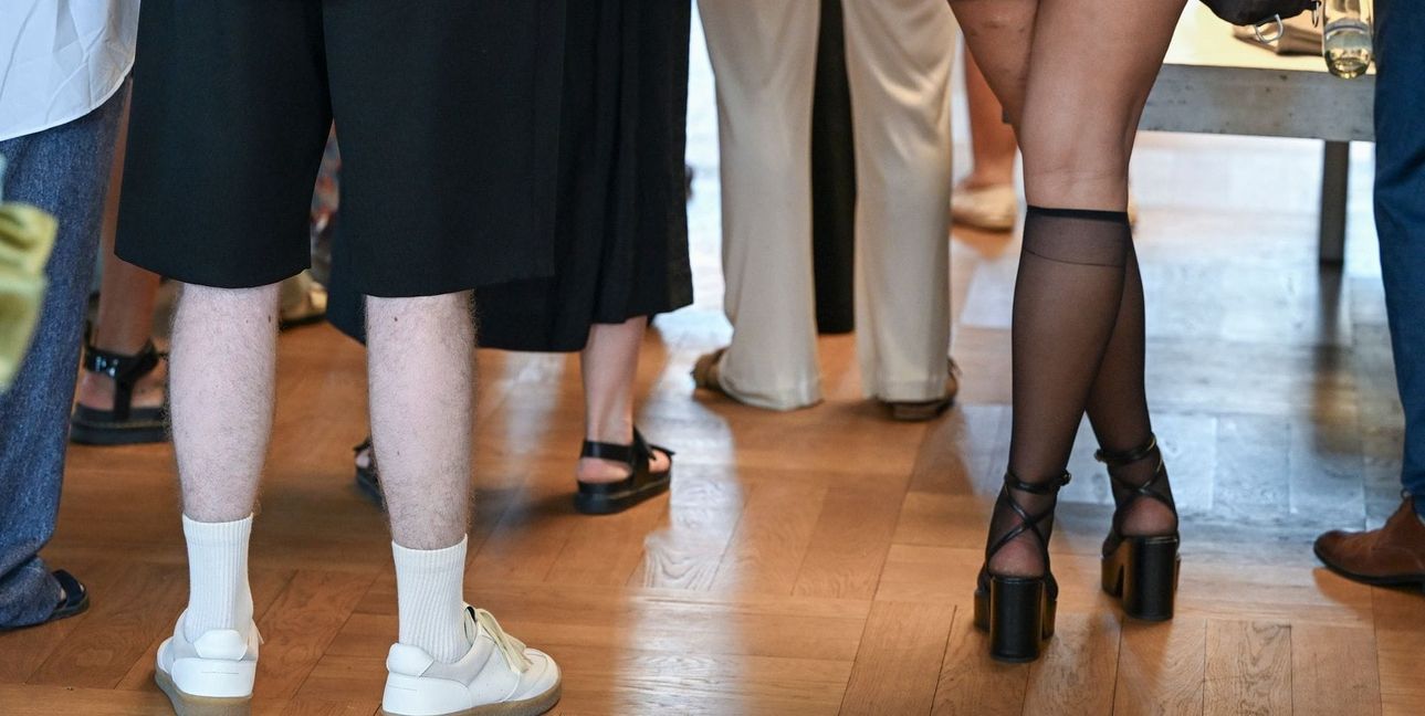 Längst kein Problem mehr. Weiße Socken - hochgezogen - sind kein modisches No-Go mehr.