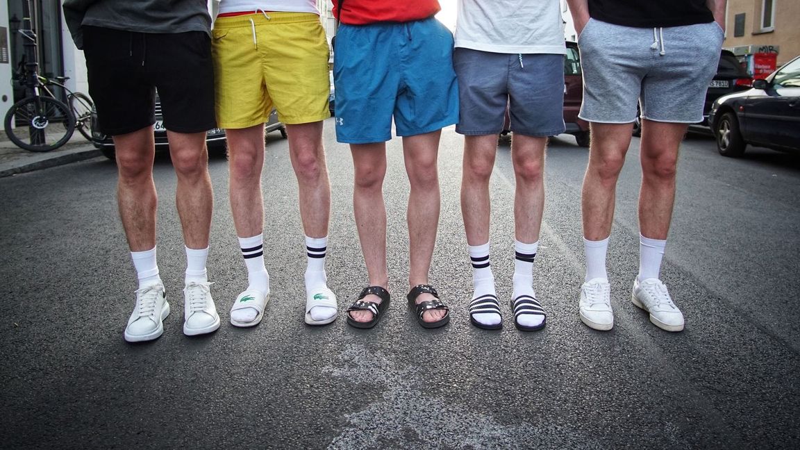 Weiße Socken sind angesagt - zur Shorts werden sie gut sichtbar hochgezogen