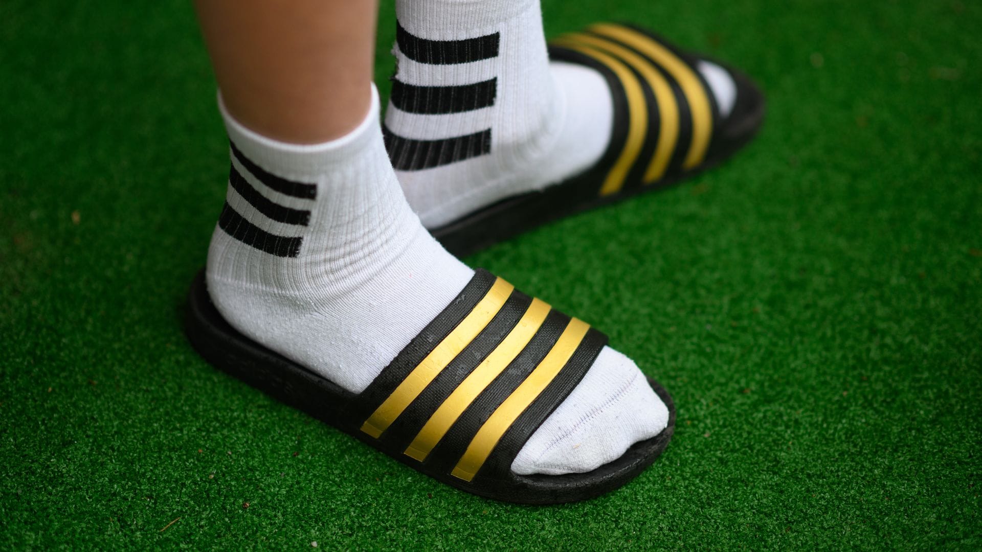 Kein No-Go mehr: Weiße Socken und Schlappen gelten manchen Leuten als Trend.