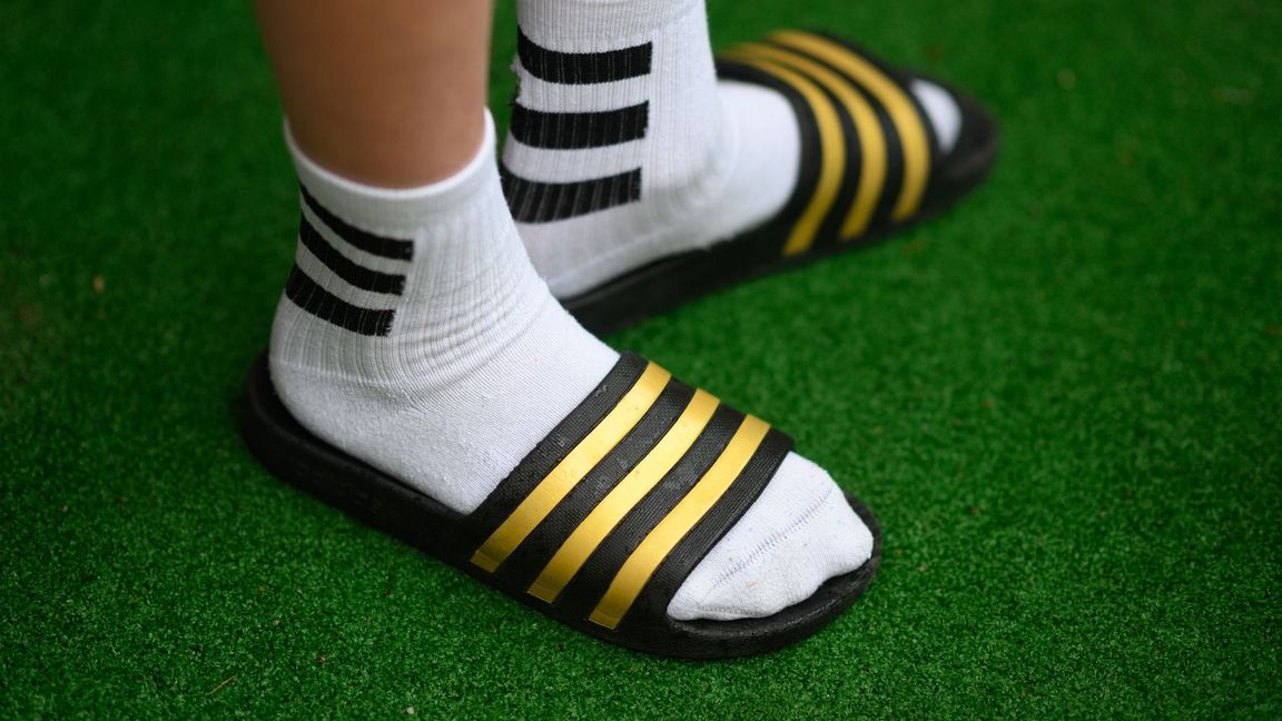 Kein No-Go mehr: Weiße Socken und Schlappen gelten manchen Leuten als Trend.