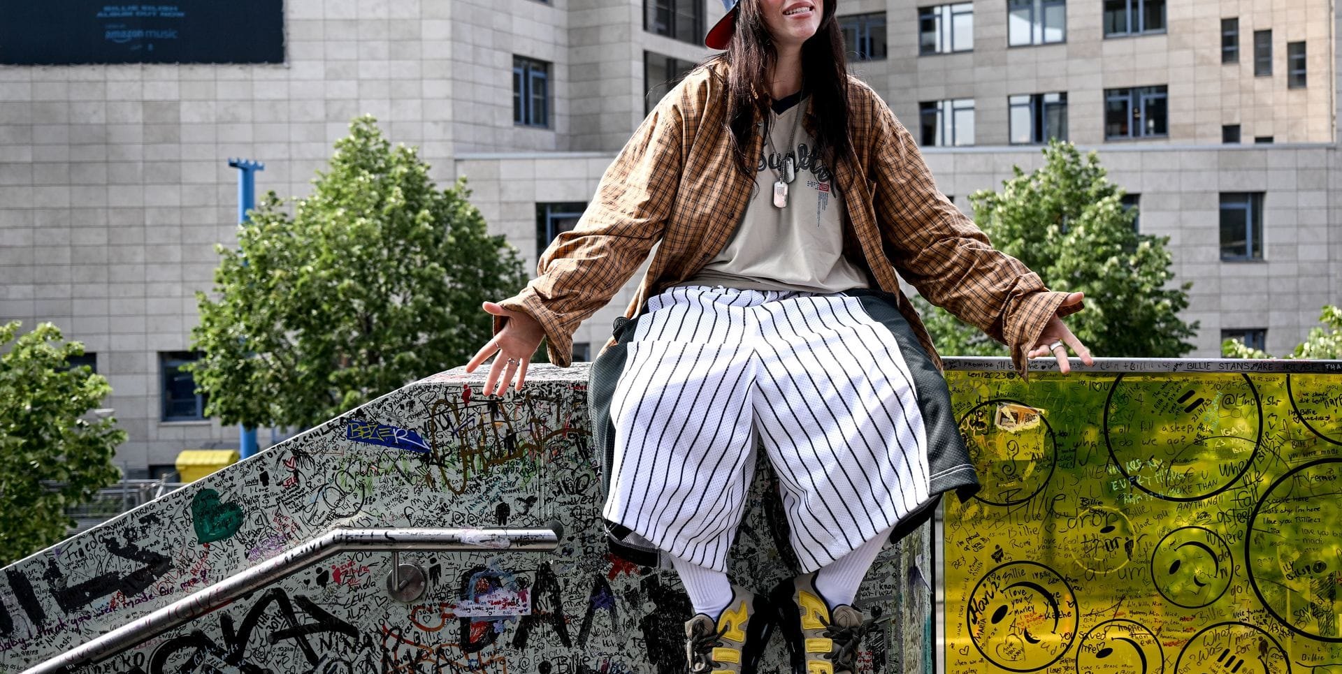 Keine Spur von Scham: Auch die amerikanische Sängerin Billie Eilish trägt gerne weiße Socken zur kürzeren Hose.