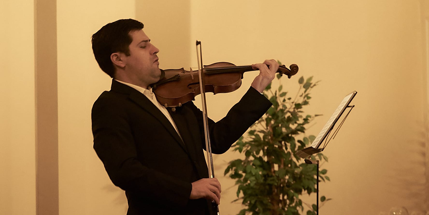Violinist Mikhail Pochekin in der Dätzinger Kirche St. Leonhard.