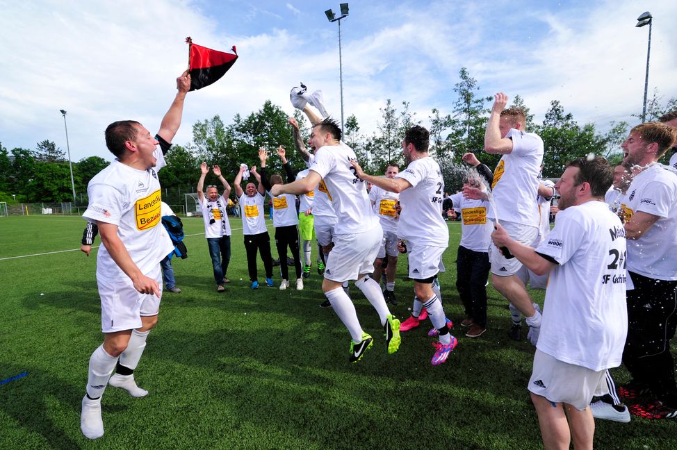 Gechingens Kapitän Jens Kusterer (links) und seine Teamkollegen feiern den Meistertitel.	Bild: Photo 5
