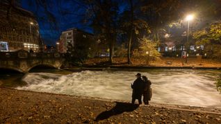 Kein Surfer auf dem Münchner Eisbach - denn die bekannte Welle funktioniert nicht mehr. Die Surfer rätseln über die Gründe. (Archivbild)