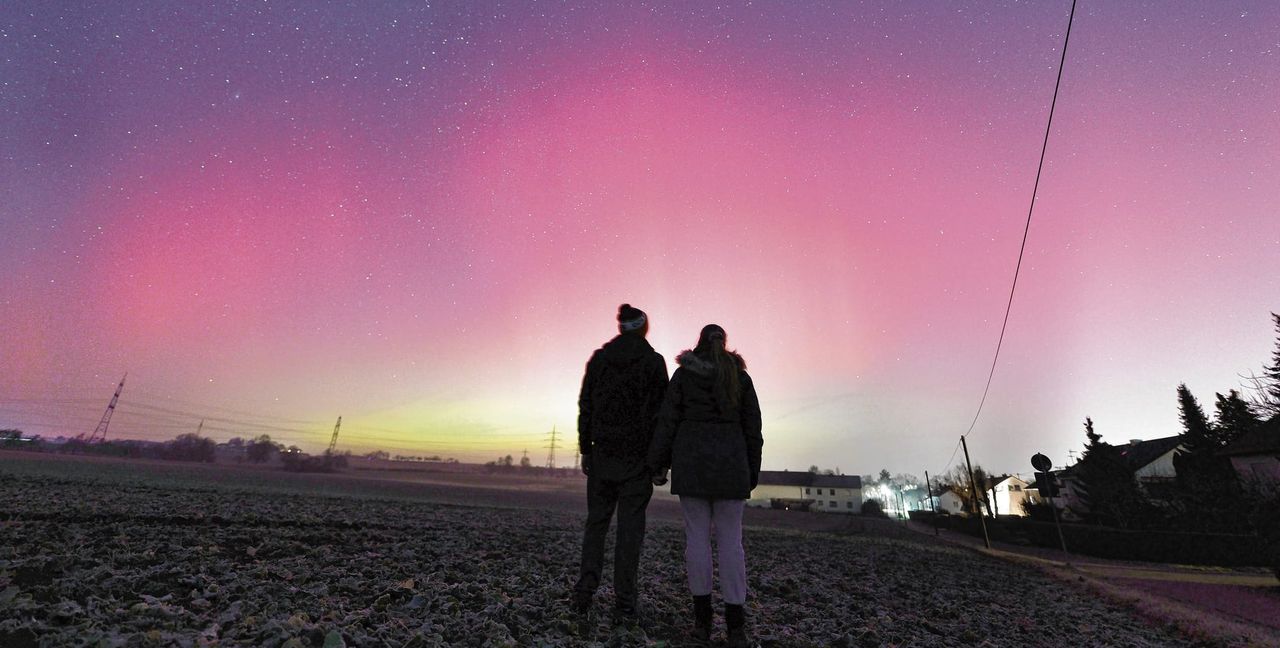 Steffen und Britta Splanemann auf dem Feld hinter der Maichinger Krautgartensiedlung in einer Nacht voller Polarlichter.