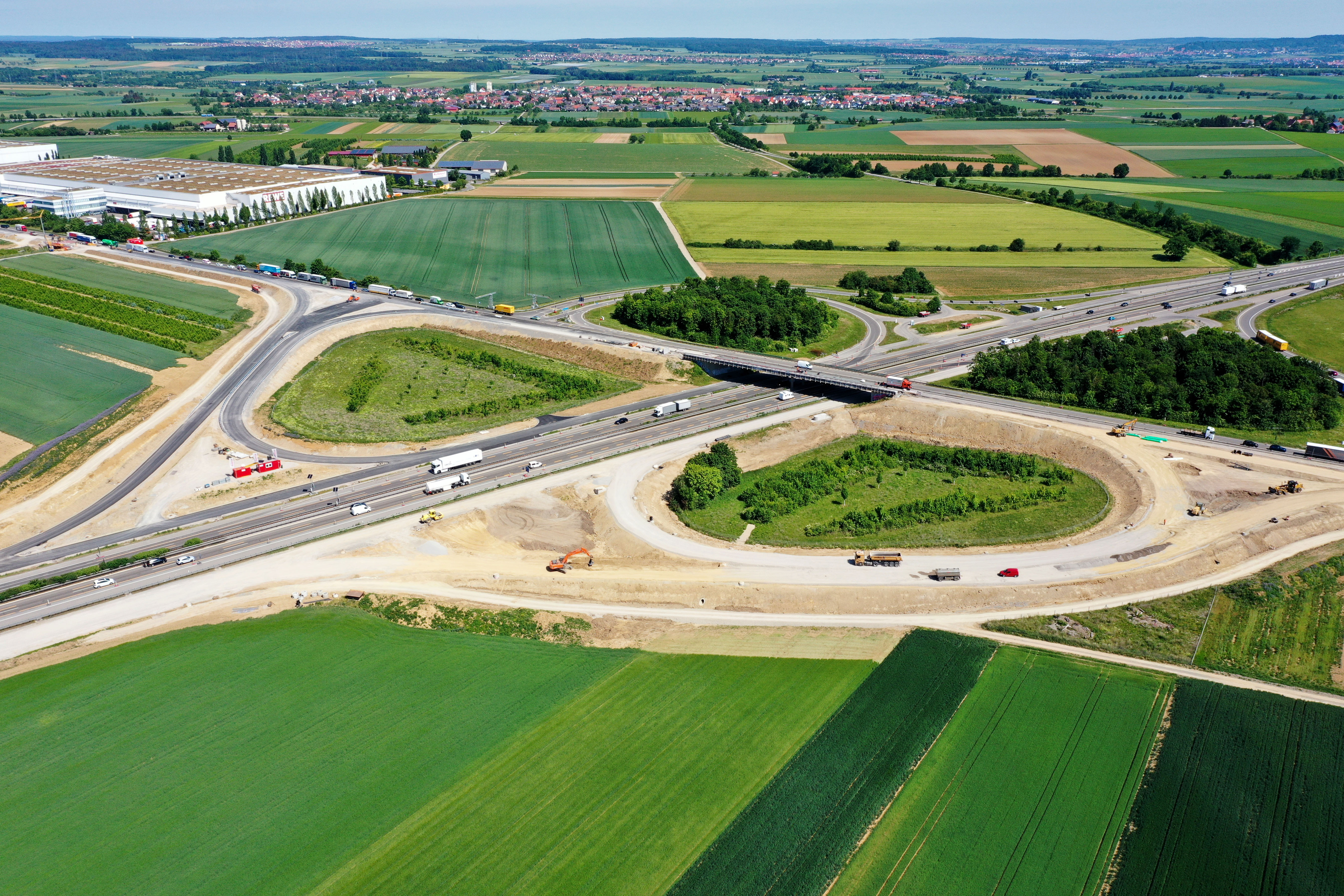 Die neuen Auf- und Abfahrtsrampen auf Bondorfer Seite (links im Bild) weisen bereits eine Asphaltierung auf, auch rechts gen Rottenburg sollen sie bis Ende Juni abgeschlossen sein. Dann hat die Anschlussstelle der Autobahn ein Kleeblatt.   Bild: Holom