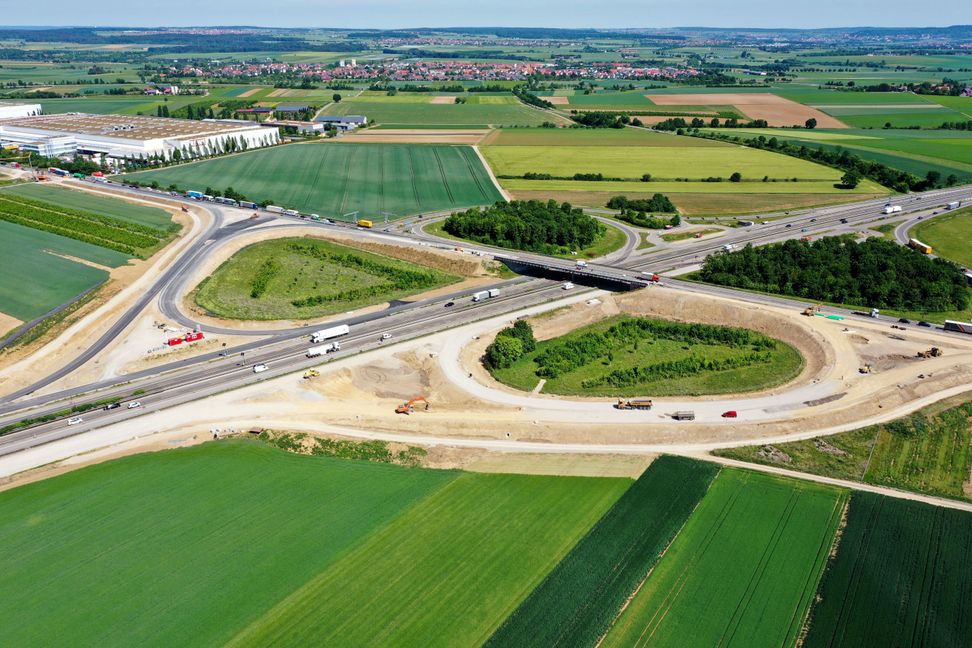 Die neuen Auf- und Abfahrtsrampen auf Bondorfer Seite (links im Bild) weisen bereits eine Asphaltierung auf, auch rechts gen Rottenburg sollen sie bis Ende Juni abgeschlossen sein. Dann hat die Anschlussstelle der Autobahn ein Kleeblatt.   Bild: Holom