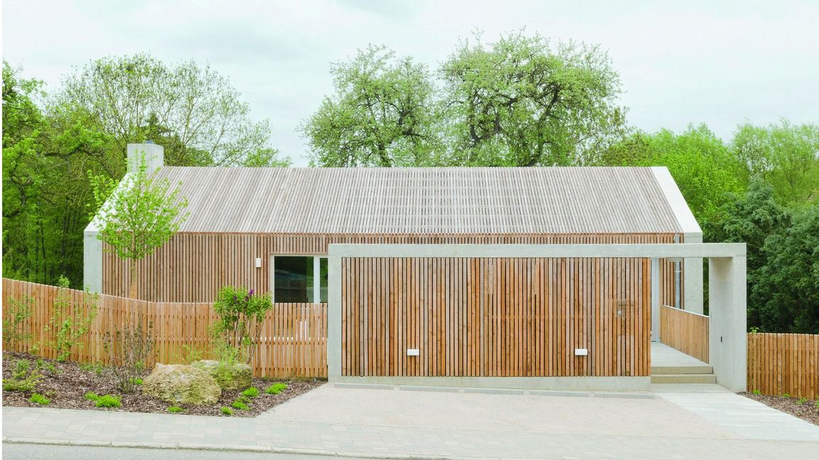 Das Wohnhaus in einem Kleid aus Lärchenholz im Landkreis Schwäbisch-Hall wurde von einer Jury als eines  der 30 besten Häuser 2025 in Europa gewählt.