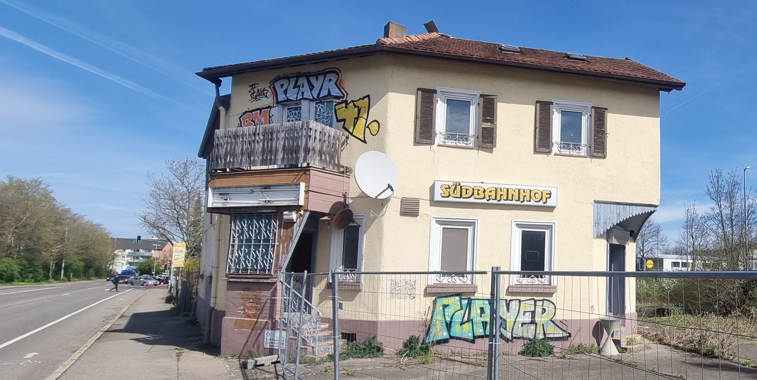 Längst hätten die Abrissbagger auf dem Gelände in der Tübinger Straße rollen sollen.
