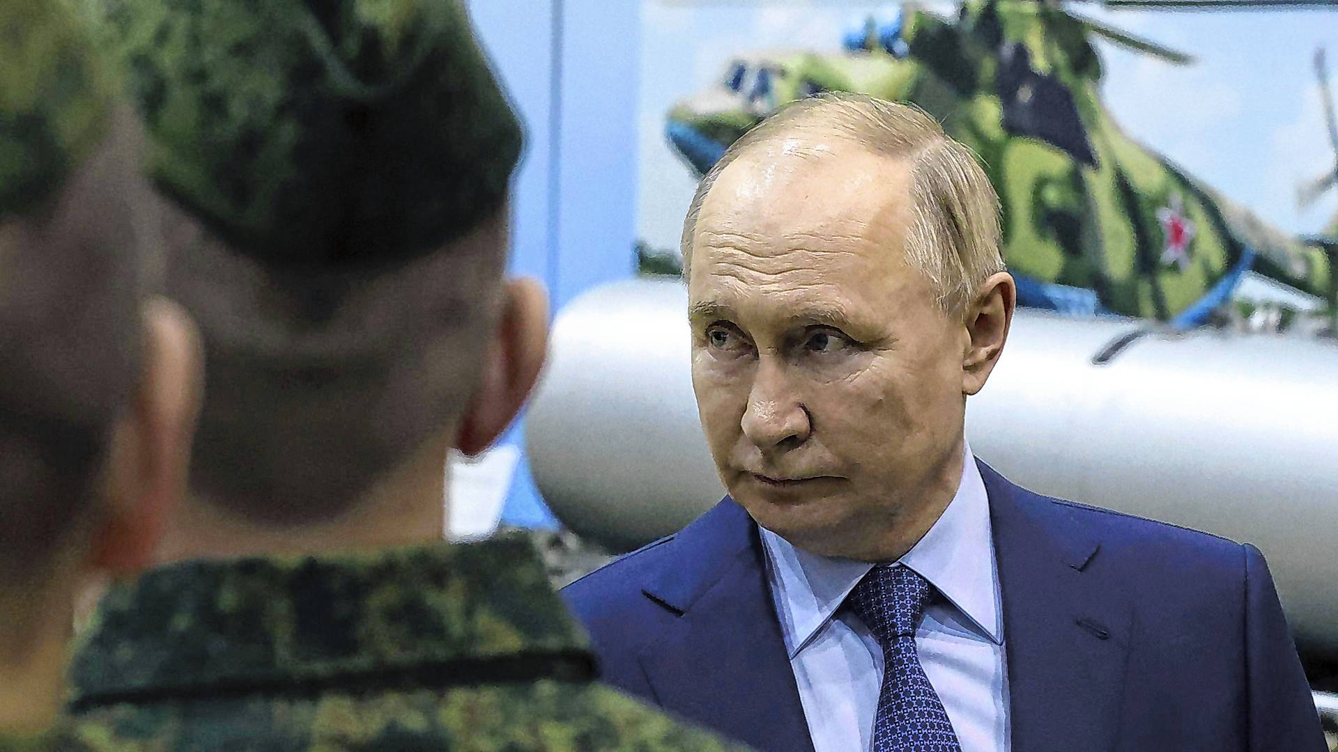 Der russische Präsident Wladimir Putin spricht  mit Militärpiloten. Nach Aussage Putins werde Russland keine Nato-Gebiete angreifen (Archivfoto).