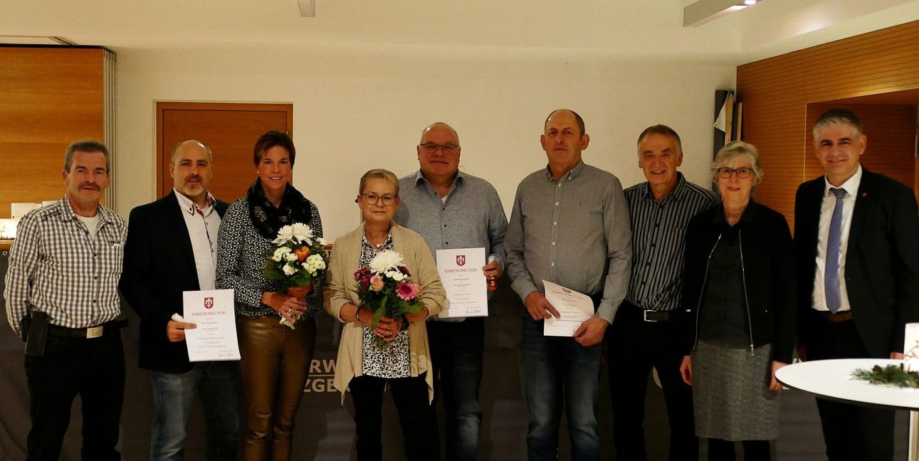 Die Geehrten bei der Holzgerlinger Feuerwehr (von links): Albrecht (Ali) Schmid, Markus Rath, Stefanie Rath, Silke Frasch, Thomas Frasch, Thomas Laib, Eberhard Dieterle, Erika Dieterle sowie Bürgermeister Ioannis Delakos.