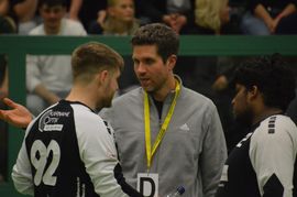 Germán Pardales gibt den HSG-Torhütern Kevin Gsell (links) und Nikaas Thiruvarudsri wichtige Tipps.