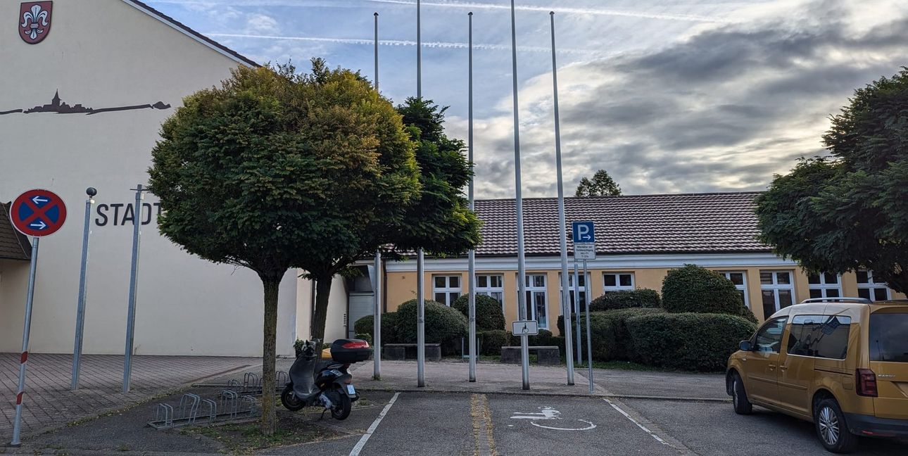 Der gelbe Querbau wird aufgestockt und mit einer Photovoltaikanlage versehen.
