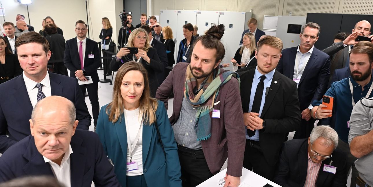 Die drei den den Regierungsparteien angehörenden Bundestagsabgeordneten aus dem Kreis Böblingen begleiteten Olaf Scholz (vorne links) auf seiner Rundtour durch das IBM-Rechenzentrum; rechts neben dem Bundeskanzler Jasmoina Hostert (SPD) und Tobias Bacherle (Grüne), hinter dem Kanzler der Parlamentarische Finanzstaatssekretär Dr. Florian Toncar (FDP).