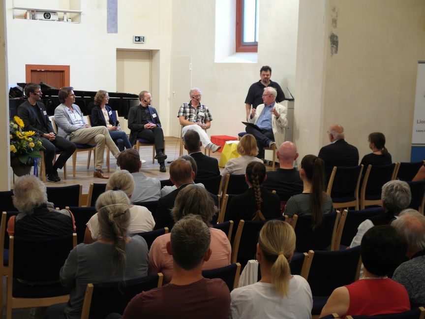 Auf dem Podium (von links): Christian Walter (Bürgermeister von Weil der Stadt), Andreas Stenger (Präsident des Landeskriminalamts Baden-Württemberg), Jule Liebl (stellvertretende Schülersprecherin des Johannes-Kepler-Gymnasiums), Dr. Christian Hermes (Stadtdekan Stuttgart), Bernward Bog (Psychotherapeut und Dozent) und Moderator Hans-Jörg Zürn. Bild: Staber