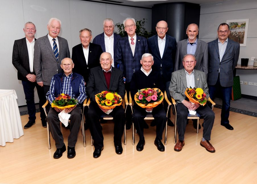 Vizepräsident Andreas Bonhage, Anton Schuldhaus (60 Jahre Mitglied), Heinz Dingler (60), Werner Hildenbrand (60), Willi Dietz (75), Dieter Gauger (60), Dieter Wylezich (60), VfL-Präsident Dr. Heinrich Reidelbach (hinten von links), Wilhelm Kuom (70), Peter Körner (70), Heinz Feger (70), Rolf Braun (70, vorne von links).      Bild: Photostampe