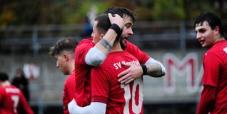 Die Mgstadter Christian Schwarz (links) und David Juric feiern das 5:0 gegen Holzgerlingen II.