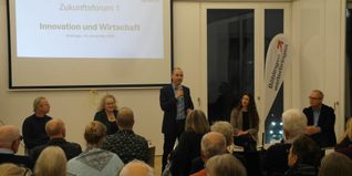 Wahlkampf für die Wahl zum Böblinger Oberbürgermeister am 25. Januar mit Werner Dinkelaker (Chef der „Schönbuch Braumanufaktur“), Prof. Ute Reuter (Leiterin und Geschäftsführerin der Katholischen Erwachsenenbildung im Kreis Böblingen), Amtsinhaber und Kandidat Dr. Stefan Belz, Dr. Kathrin Steinbrink (Head of AI xpress) und Prof. Alexander Rossmann (Leiter des Herman Hollerith Zentrums) (von links) vor gut 40 Gästen im Mehrgenerationenhaus „Treff am See“.