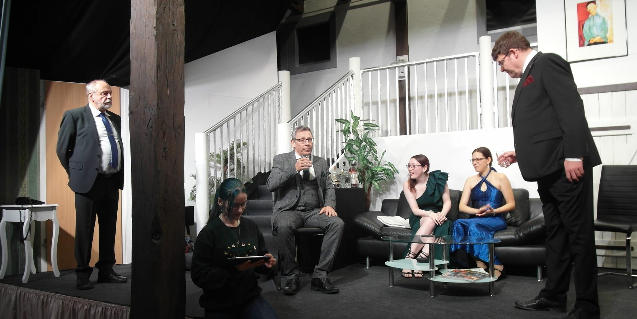 Die Guckkasten-Bühne bei den Proben in der Zehntscheuer Schönaich: Andreas Grund, Regisseurin Nina Erbslöh, Rafael Beier, Sandra Zehender, Tamara Wellmann, Philipp Henn (von links).