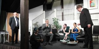 Die Guckkasten-Bühne bei den Proben in der Zehntscheuer Schönaich: Andreas Grund, Regisseurin Nina Erbslöh, Rafael Beier, Sandra Zehender, Tamara Wellmann, Philipp Henn (von links).