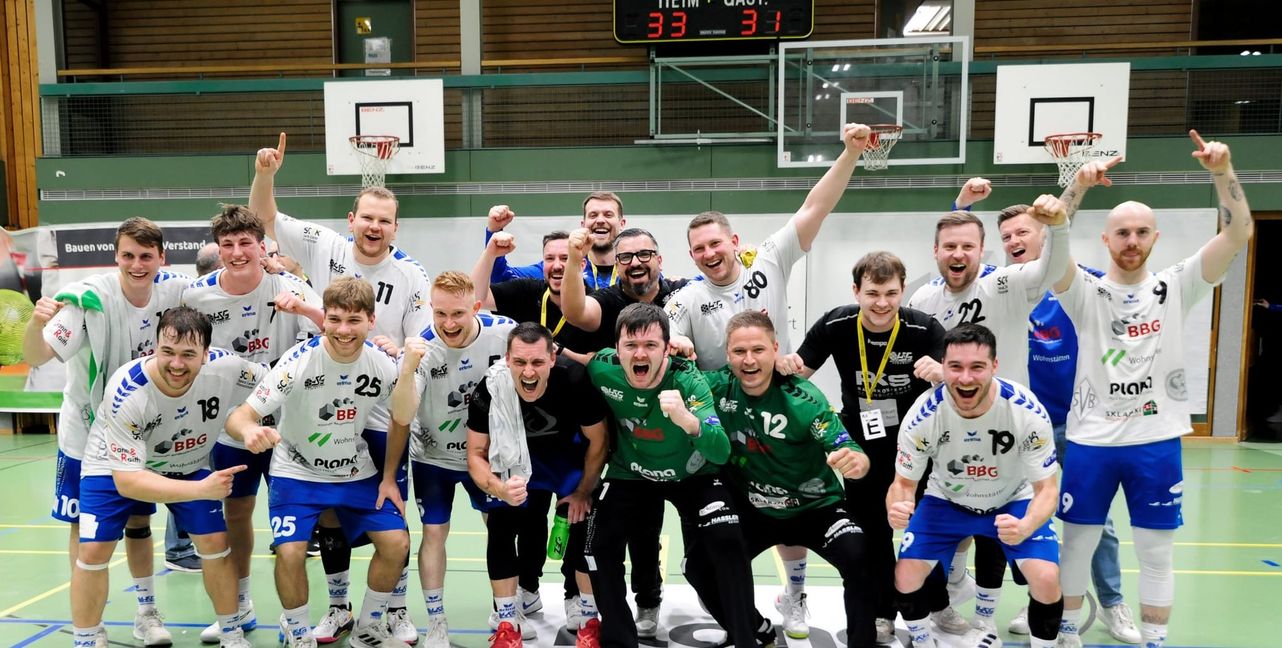 So sehen Sieger aus: Die Verbandsliga-Handballer der HSG Böblingen/Sindelfingen freuen sich über den Heimerfolg.