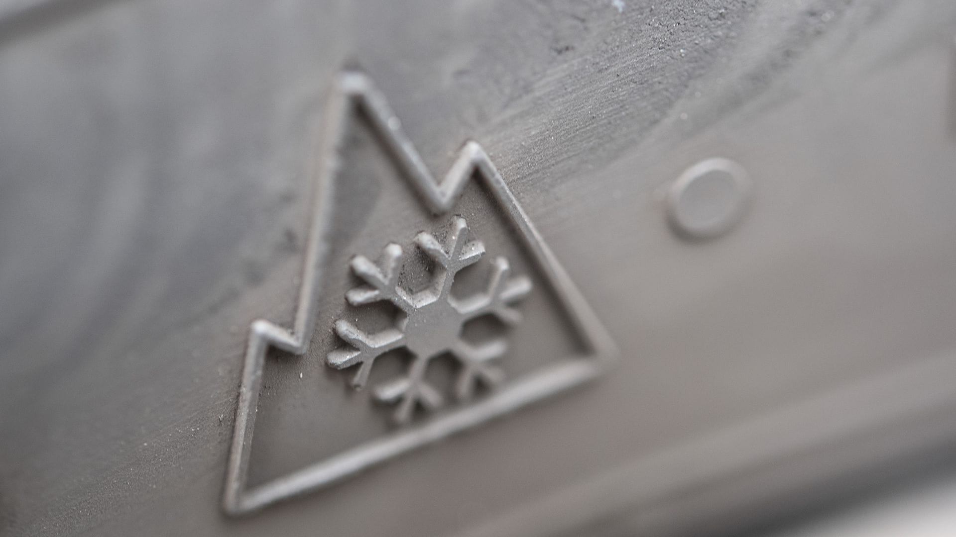 Nur noch allein Winterreifen mit dem Alpine-Symbol gelten ab Oktober als Winterreifen. Der Gesetzgeber schreibt vor, dass die Ausrüstung „an die Wetterverhältnisse anzupassen“ ist.