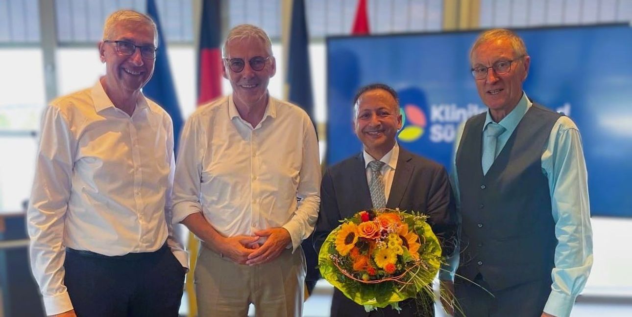 Auf unserem Foto: Dr. Mimoun Azizi (Zweiter von rechts) bei der Begrüßung durch den Böblinger Landrat Roland Bernhard (rechts), den Calwer Landrat Helmut Riegger (Zweiter von links) und den Geschäftsführer des Klinikverbundes Südwest, Alexander Schmidtke.