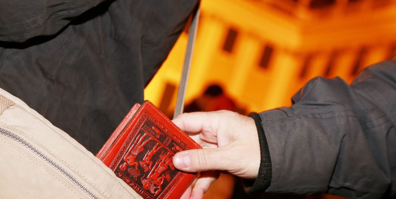 Die Frau verstaute das Bargeld in ihrer Handtasche.