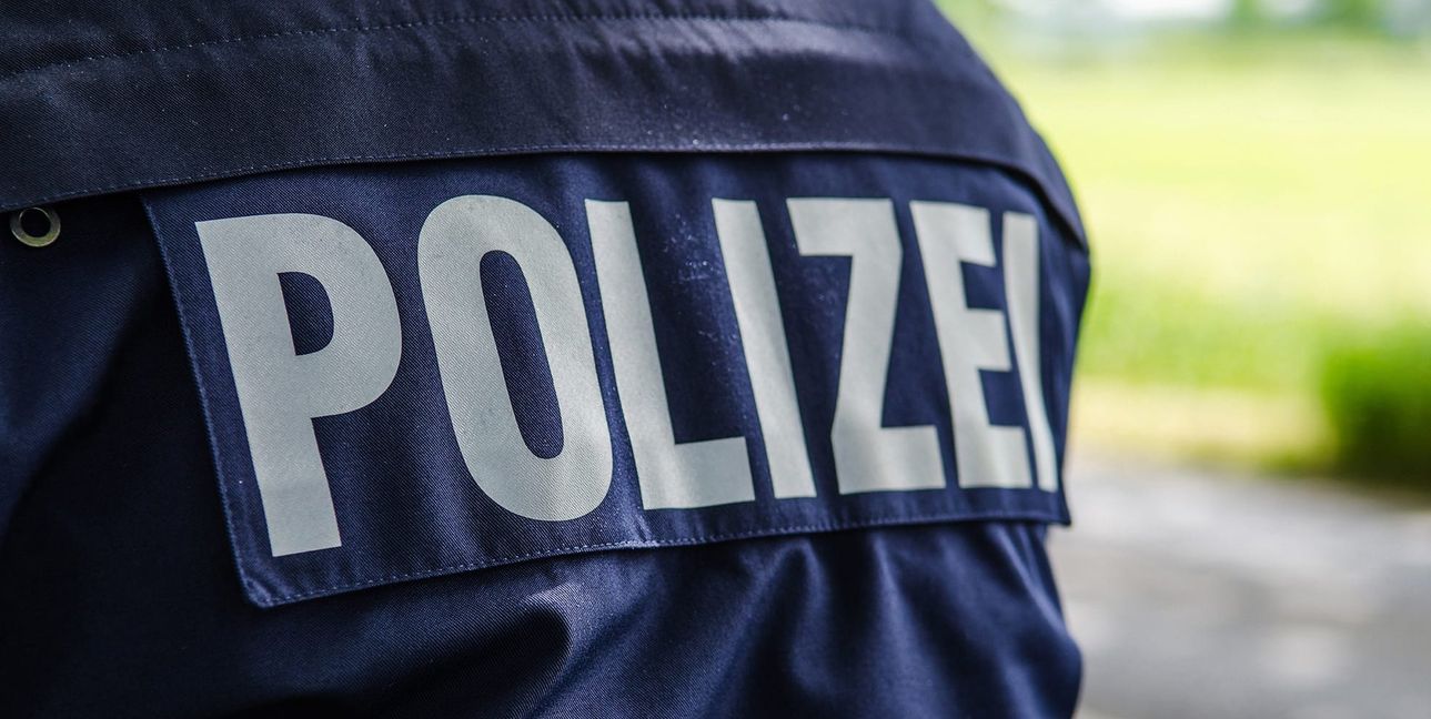 Das Polizeirevier Böblingen hat Ermittlungen wegen Beleidigung und Körperverletzung aufgenommen.