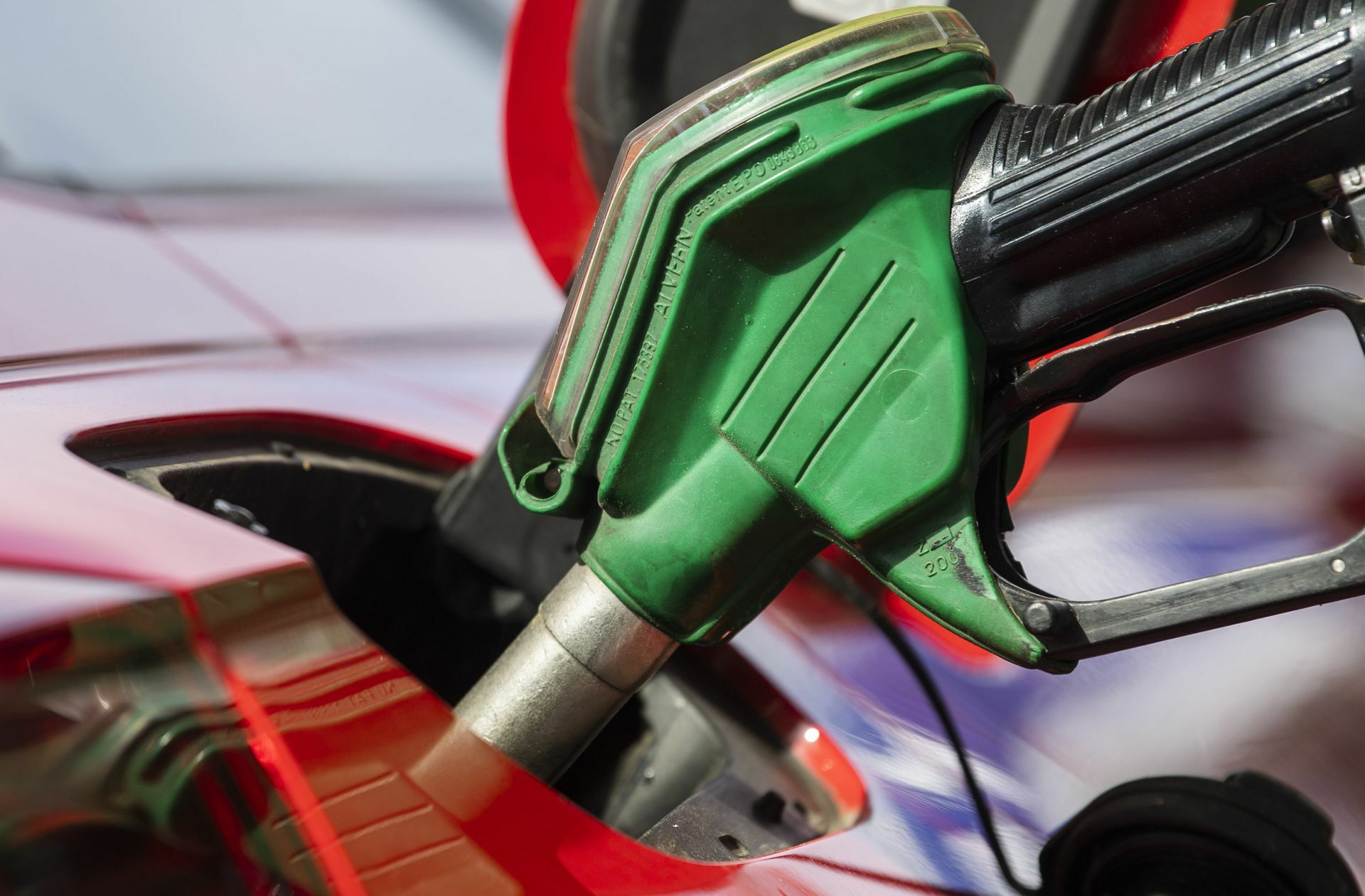 Die Mineralölgesellschaften argumentieren mit  steigenden Weltmarktpreisen für Benzin und Diesel – Zweifel sind erlaubt.