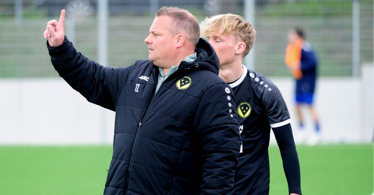 Aidlingens Trainer Tobias Lindner hebt den Zeigefinger. Die Tabellenführung in der Kreisliga A ist nach dem 0:2 bei der SV Böblingen  futsch.