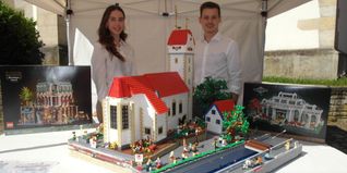 Laurena und Nol Zefaj mit dem Nachbau der Dagersheimer Kirche aus Klemmbausteinen.