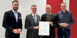 Dr. Andreas Ostermeier (Mitte) erhielt von KVSW-Geschäftsführer Alexander Schmidtke die Ernennungsurkunde im Beisein der beiden Klinikdirektoren des Klinikums Sindelfingen-Böblingen, Nicolai Stolzenberger (links) und Daniel Weiß (rechts).