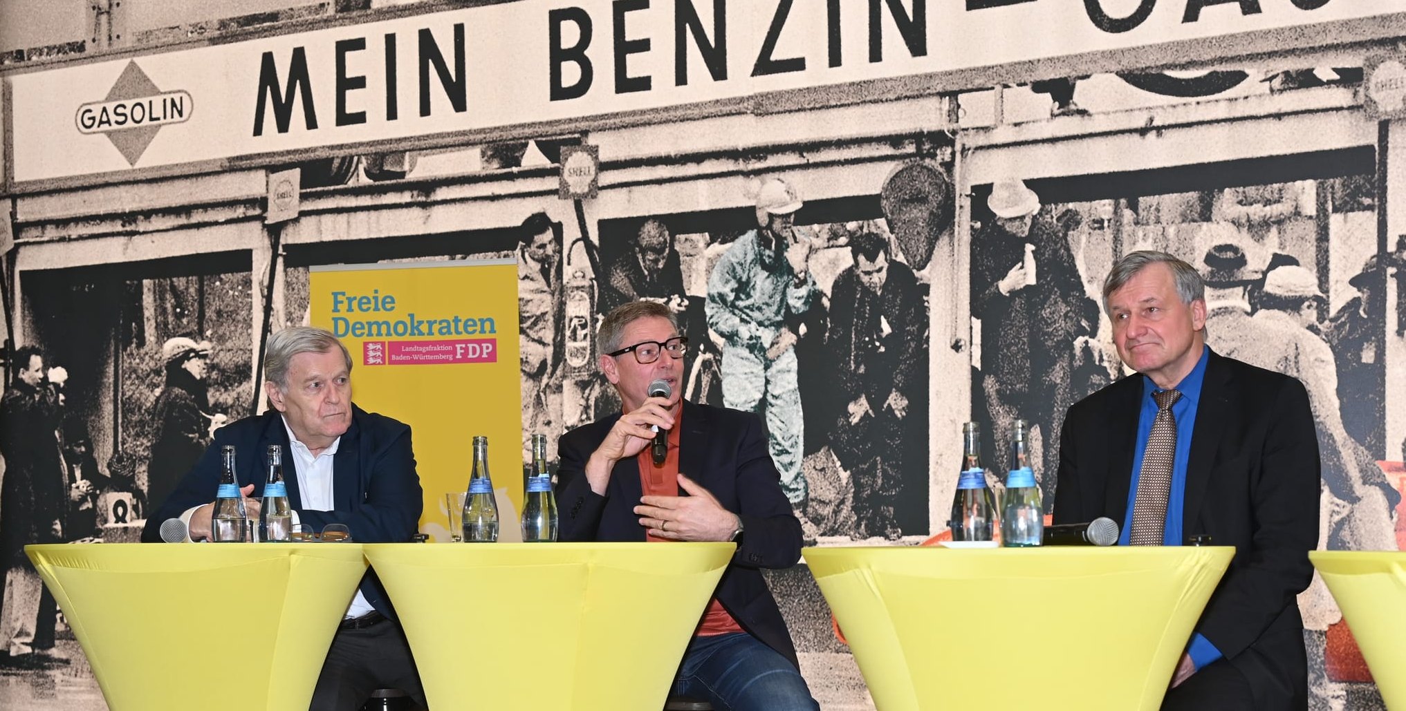 Gemeinsam für ein Formel-I-Rennen in Baden-Württemberg auf dem Podium in der Böblinger Motorworld  (von links): Norbert Haug (bis 2013 Motorsportchef von Mercedes.Benz), Bernd Mayländer (Safety-Car-Fahrer und zuständig für die Streckenfreigaben bei der Formel I) sowie Dr. Hans-Ulrich Rülke (Vorsitzender der FDP-Landtagsfraktion).   	Bild: Reichert